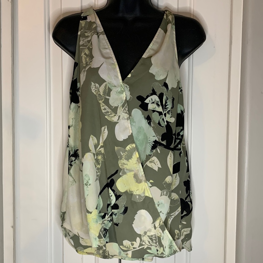 VGUC-New York & Company small, lightweight floral tank top blouse